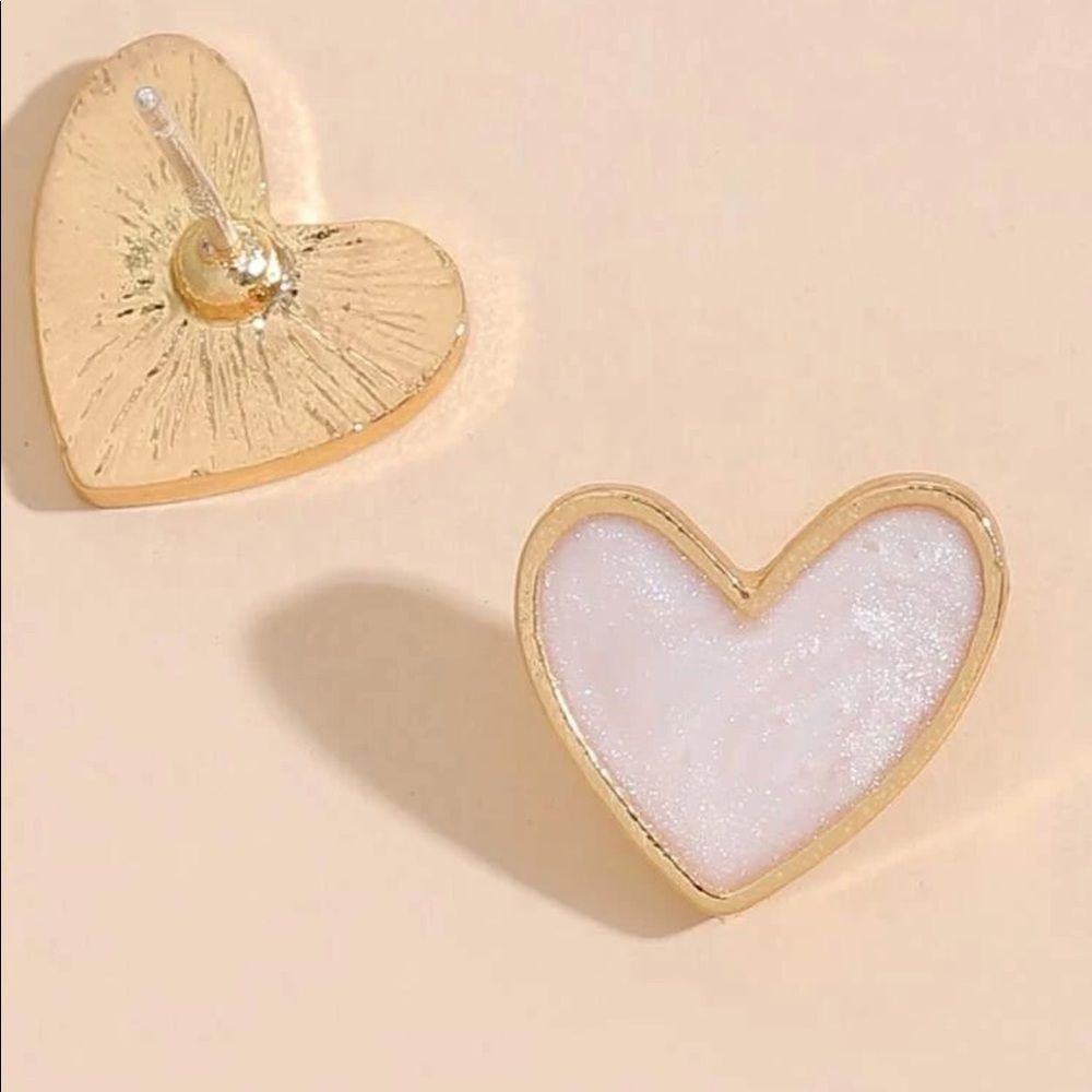 White and gold heart stud earrings - Picture 2 of 2